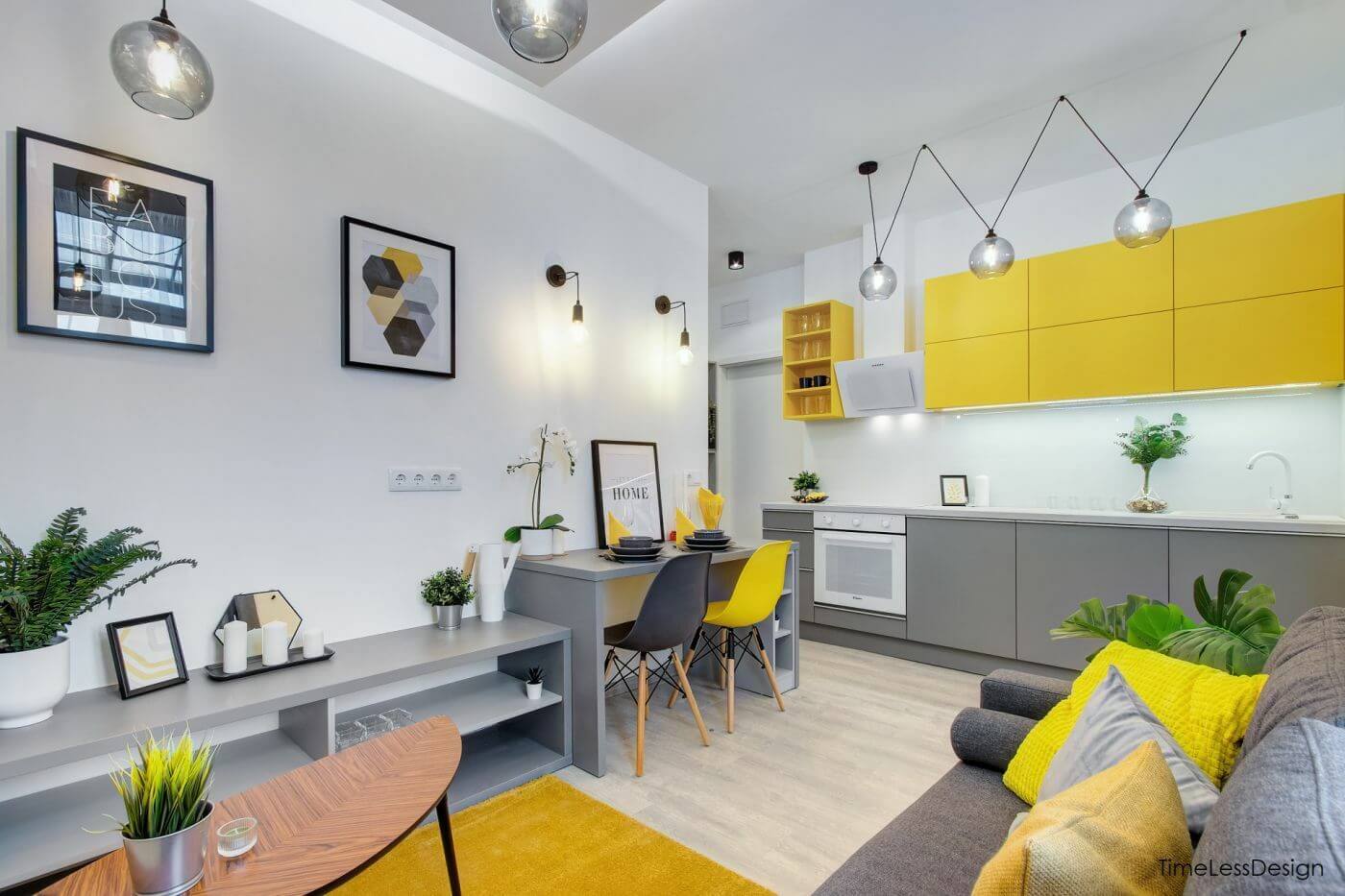 Vitalitást sugárzó 28 m2-es külön hálószobás minilakás a Haris közből sárga és szürke színekkel