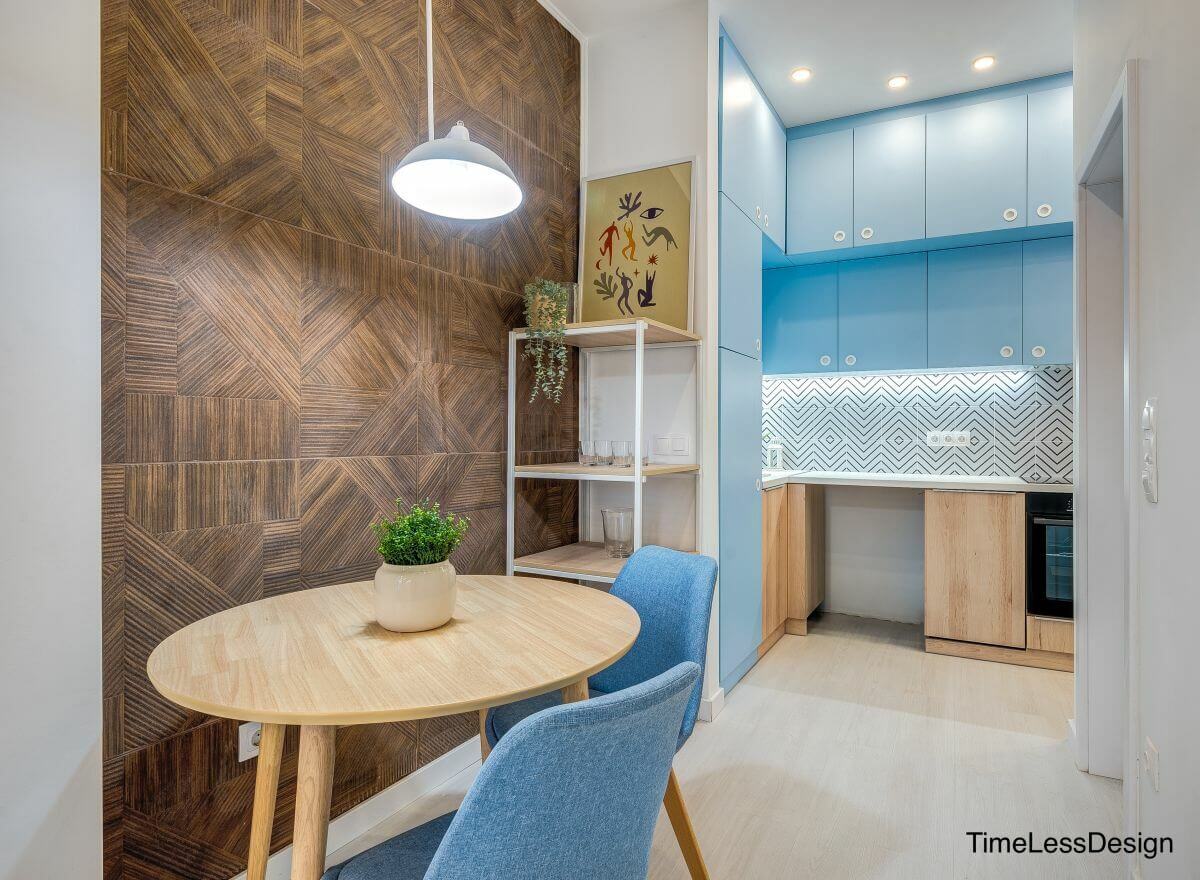 28 m2-es belvárosi kis lakás élénk kék színekkel és méretre gyártott egyedi tervezésű bútorokkal